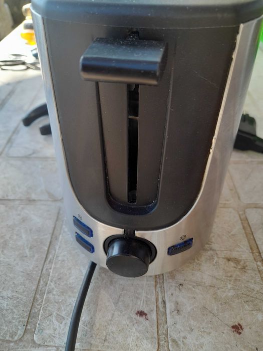 electric toaster like new, very little used.64172194268289123