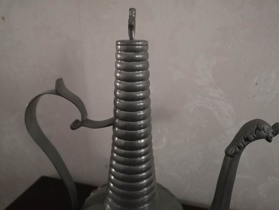 Peça decorativa, em estanho.