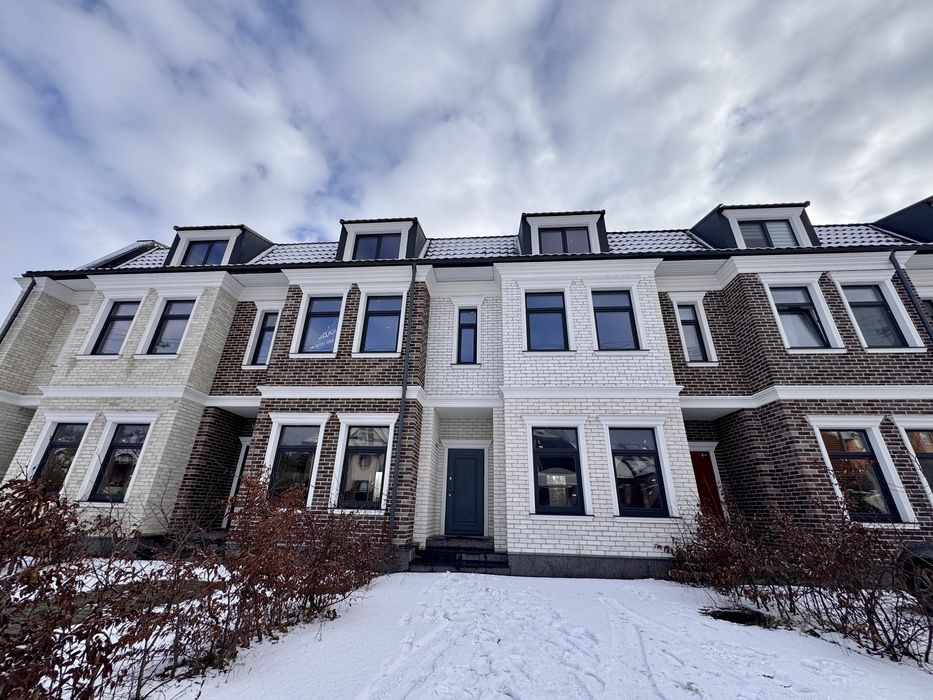 Таунхаус з закритою територією