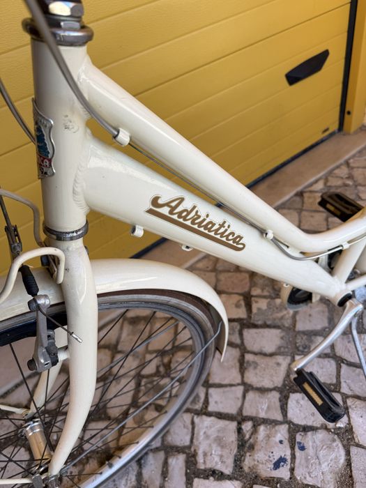 Bicicleta Adriatica em bom estado geral. Tem um pneu furado e precisa dessa reparação. Restante funcionamento normal.