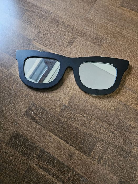 Espelho em formato de óculos