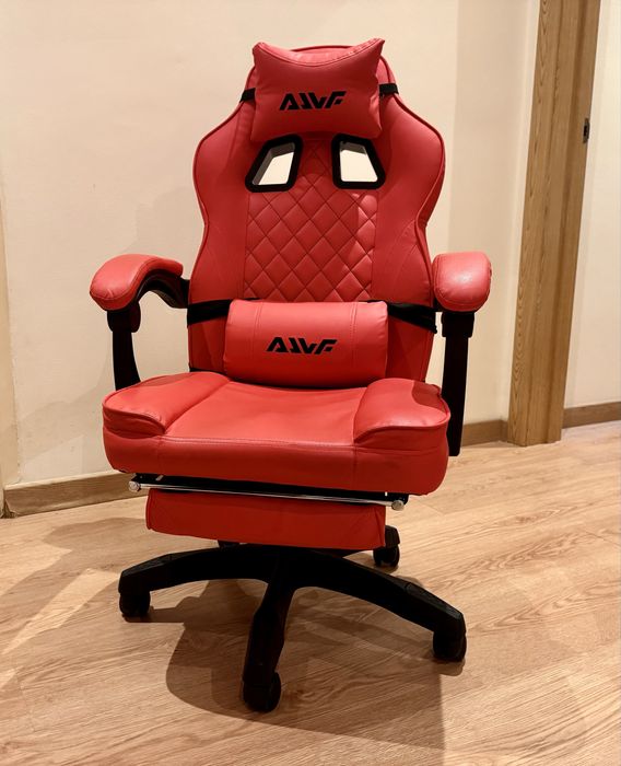 Cadeira Gaming AIVF vermelha com apoio de pés — quase nova