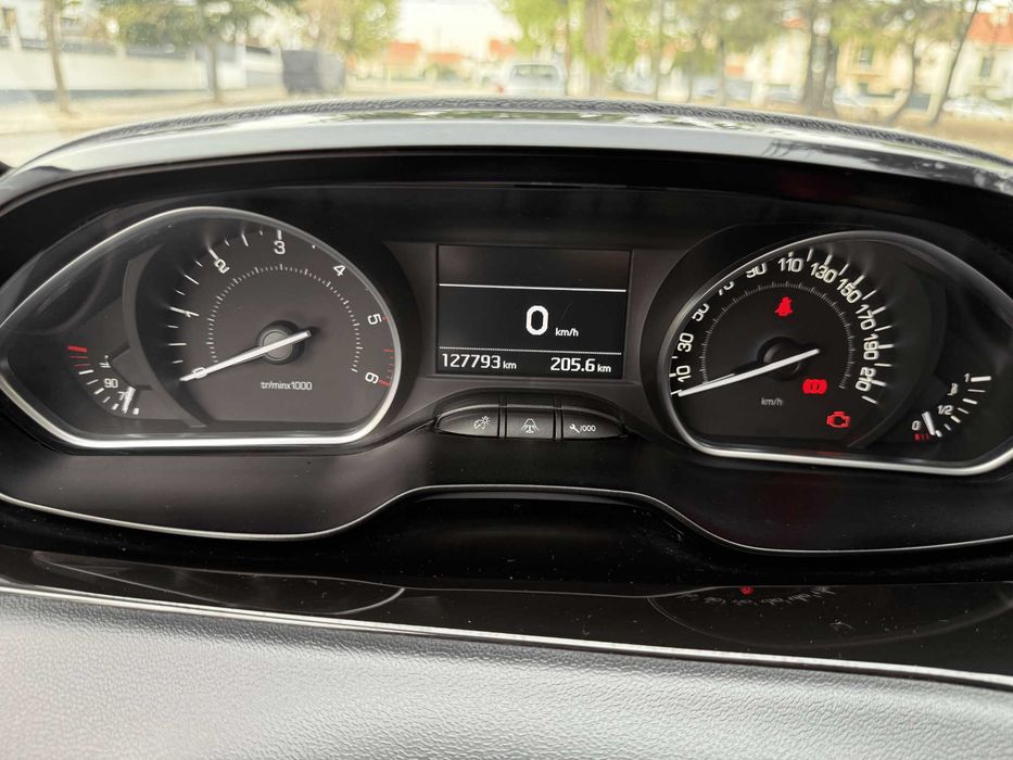 Carro Peugeot 208 1.4 HDI Allure 68cv negociavel excelente estado — photo 3
