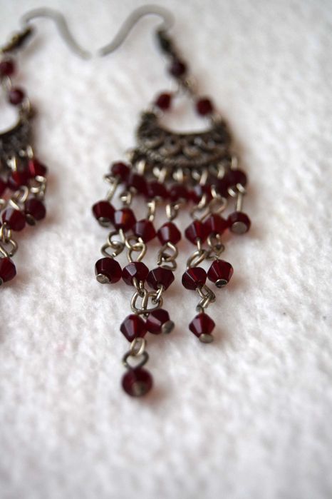 Brincos em metal e pedra escarlate