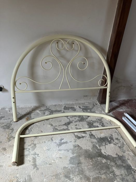 Cama vintage linda em ferro cor creme