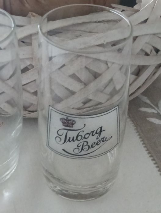 Copos e pequena caneca colecionáveis