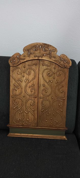 Retábulo antigo, em madeira e em exelentes condições.