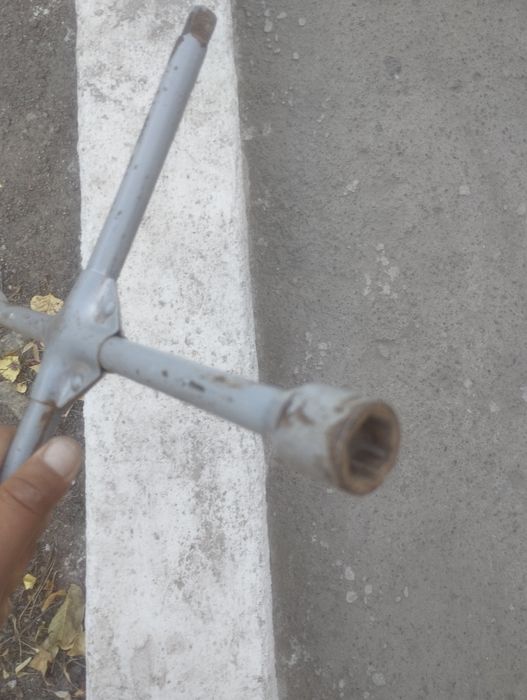 Ключ колесный для авто