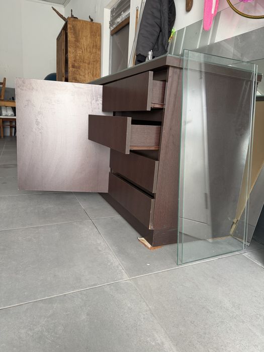 Móvel castanho laminado com pio e torneira