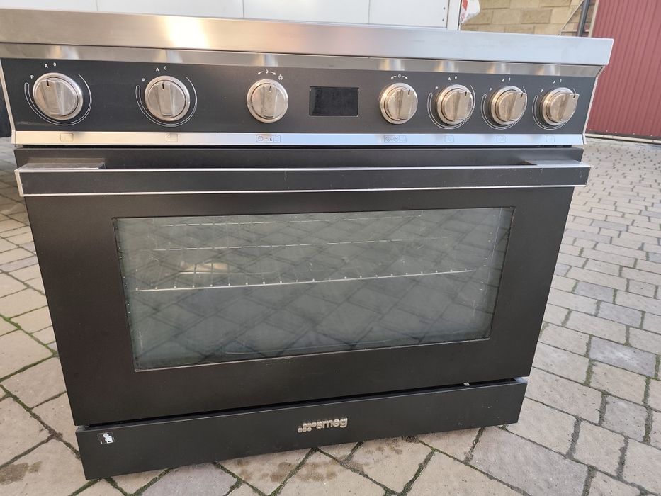 Професійна індукційна плита Smeg