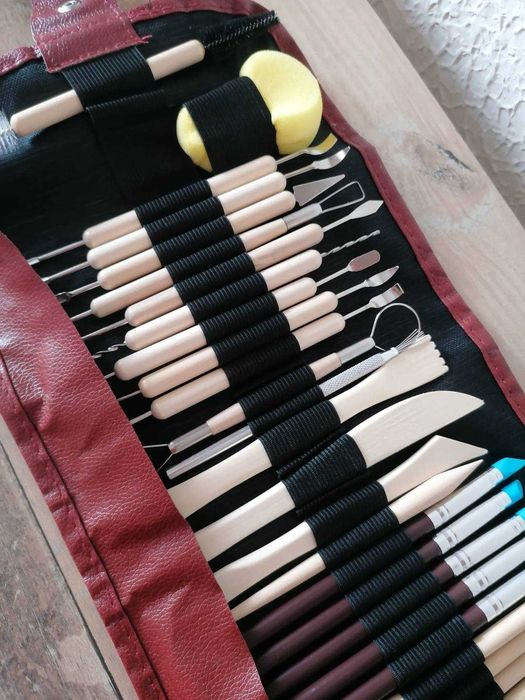 Набір інструментів для роботи із полімерною глиною.