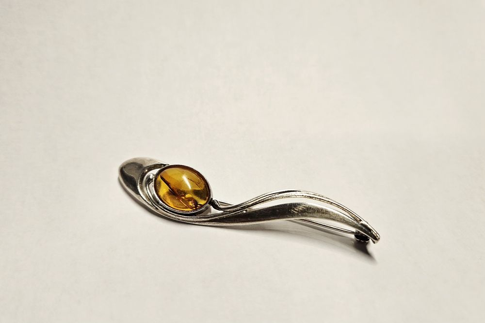 Broszka srebrna z bursztynem