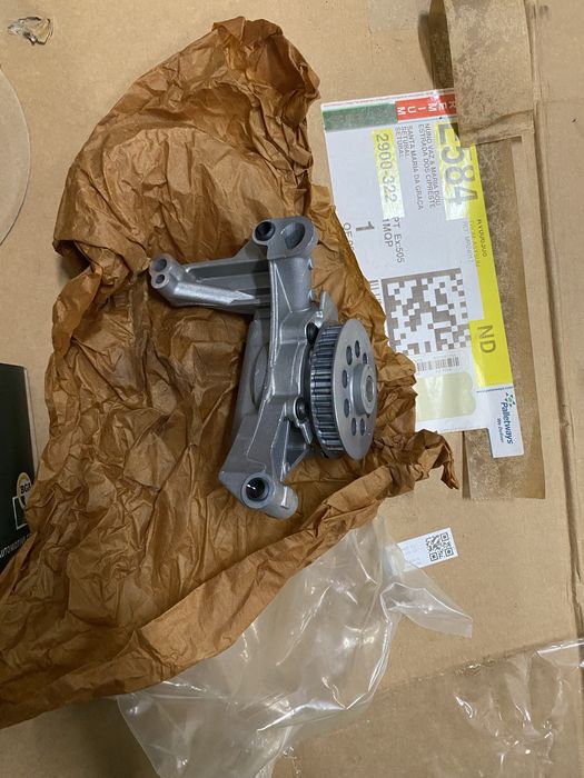 Bomba de oleo novinha em folha