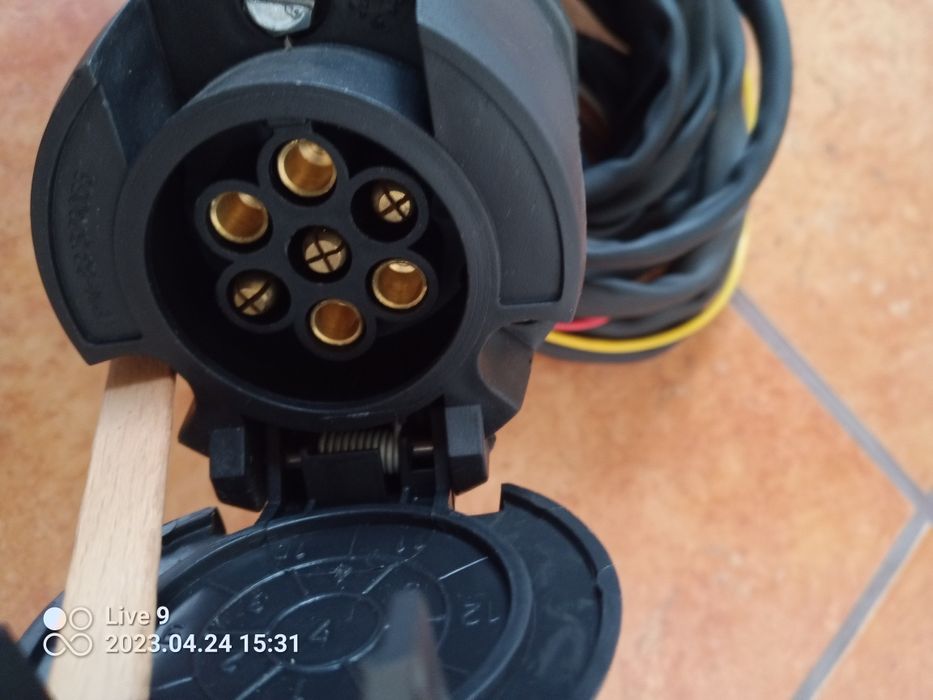 Gniazdo z przewodami.