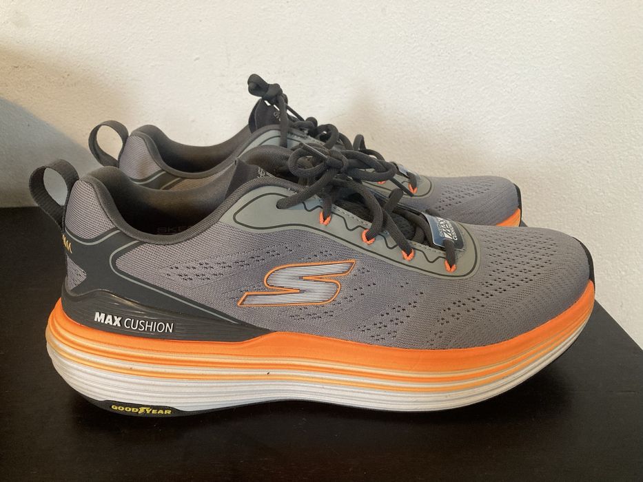 Skechers Max Cushioning Suspension