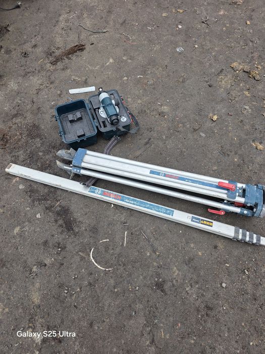 Sprzedam niwelator komplet z stojakiem .