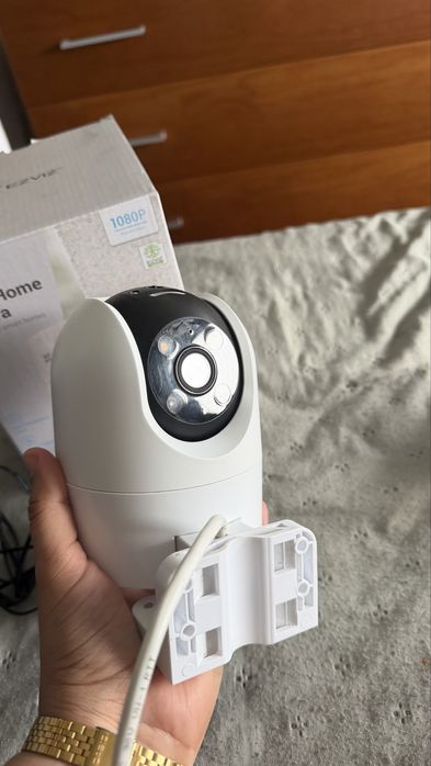 Câmera de Segurança EZVIZ 1080P Wi-Fi com Visão Noturna