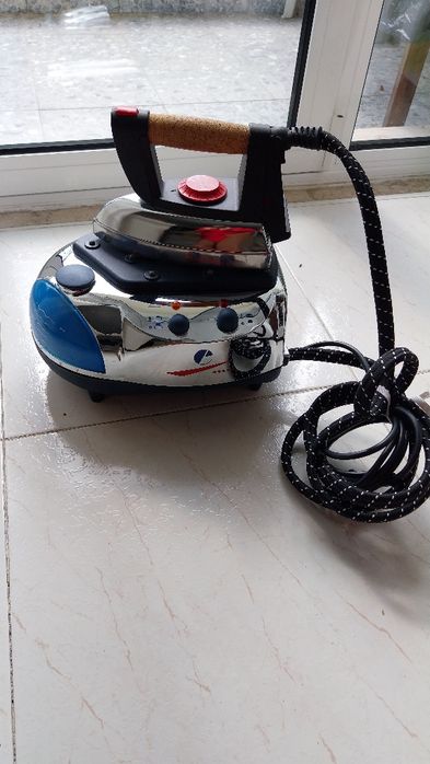 Ferro de engomar com caldeira