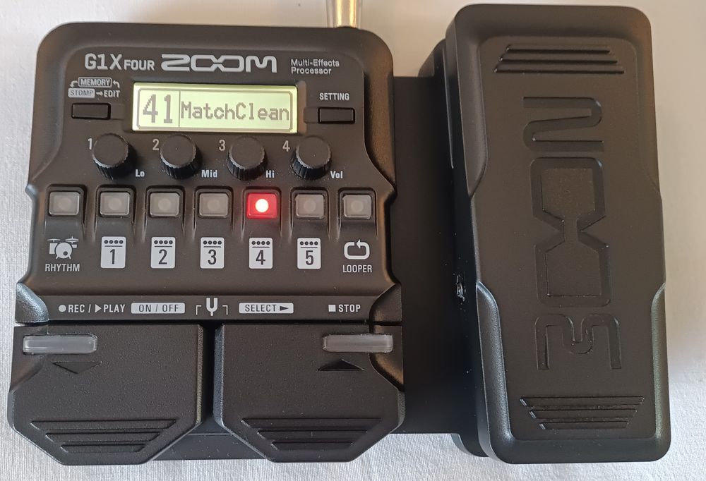 Zoom G1X FOUR - Pedal multiefeitos para guitarra elétrica. Novo!