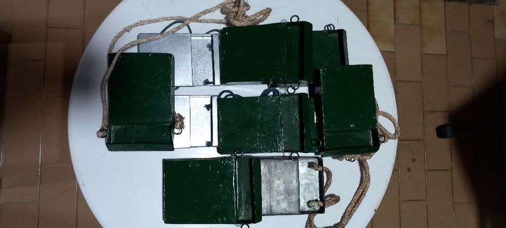 Caixas para transporte de iscos vivos para pesca desportiva.