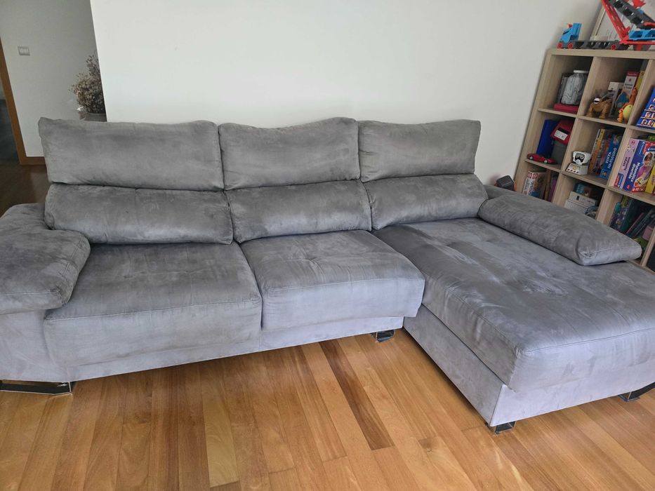Sofá com chaise longue e assentos extensíveis.
