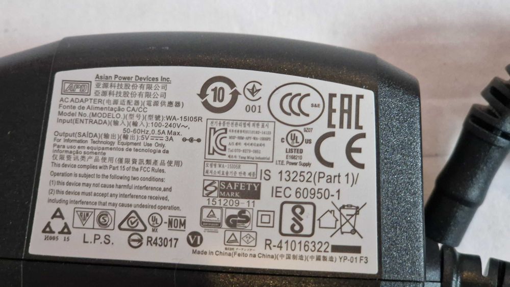 Zestaw kabli i akcesoriów komputerowych / AV – VGA, USB, RCA, DVI, zasilacz
