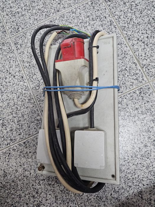 Tomada elétrica de obra