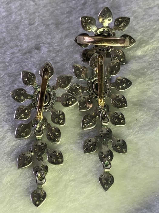 Золотий набір перстень і сережки з сапфіром та осколками діамантів