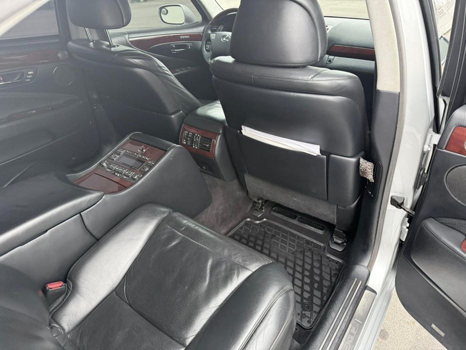 Lexus LS-460 Ottoman