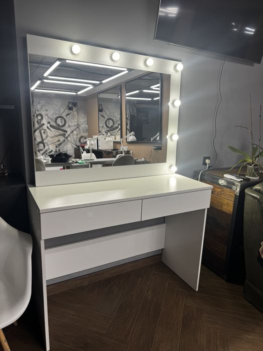 Візажний стіл 1700 комод 1000  полички є 2 шт по 200