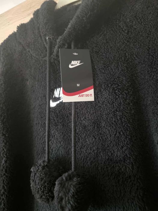 Bluza damska Nike gruba ocieplana w kolorze czarnym logo szyte
