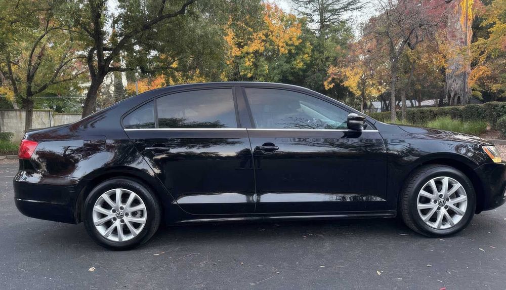 Volkswagen Jetta SE with Connectivity      2014