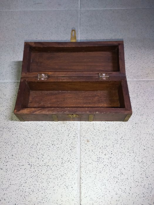 Caixa decorativa de madeira
