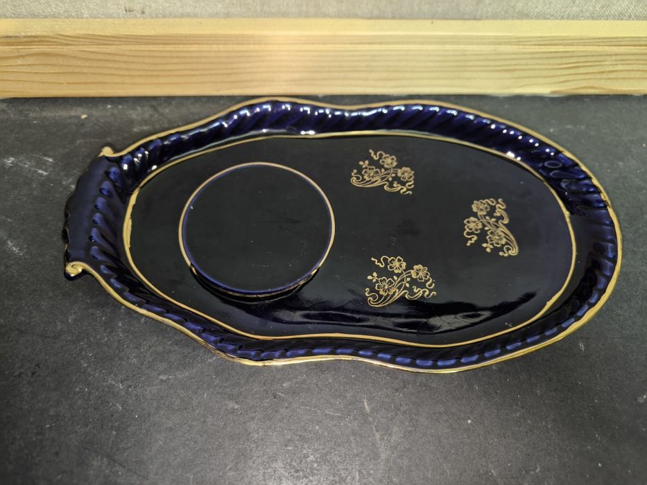 Almoçadeira azul e dourada em porcelana
Conjunto de almoçadeira com um