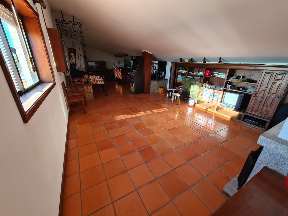 T4 Duplex, 227m², terraço, garagem fechada para 2 carros.