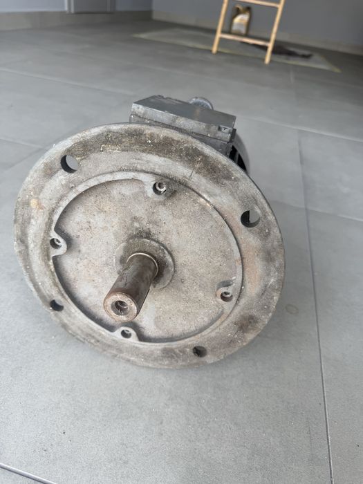Silnik elektryczny MEZ Mohelnice 1,5 kW 935 obr/min 4AP 100L-6