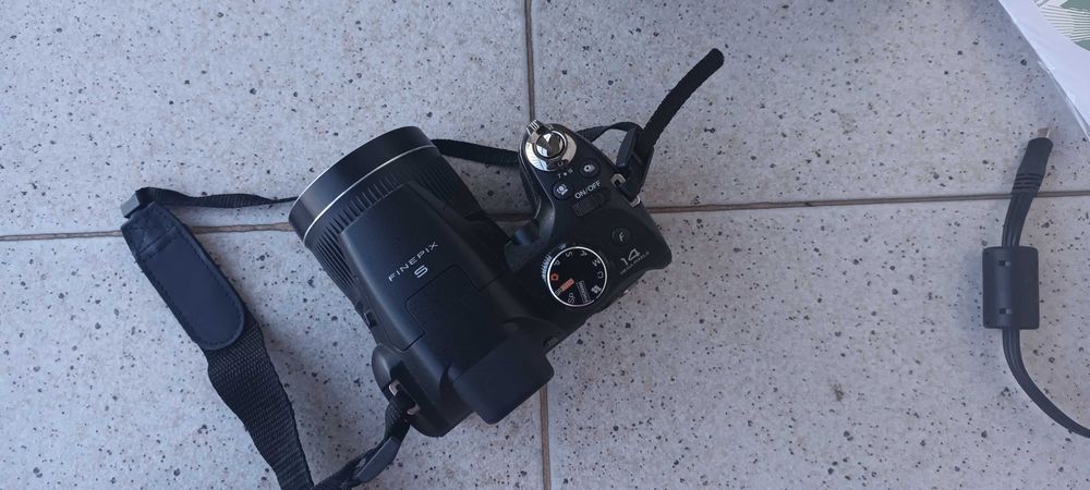 Máquina fotográfica FujiFilm FINEPIX S3200 (14 MP) - ótimo estado