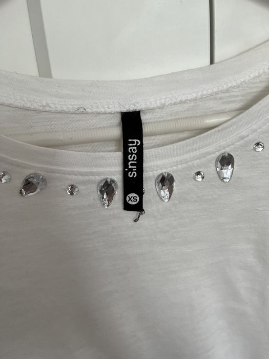 Biała bluzka z rekawem 3/4 i celinami