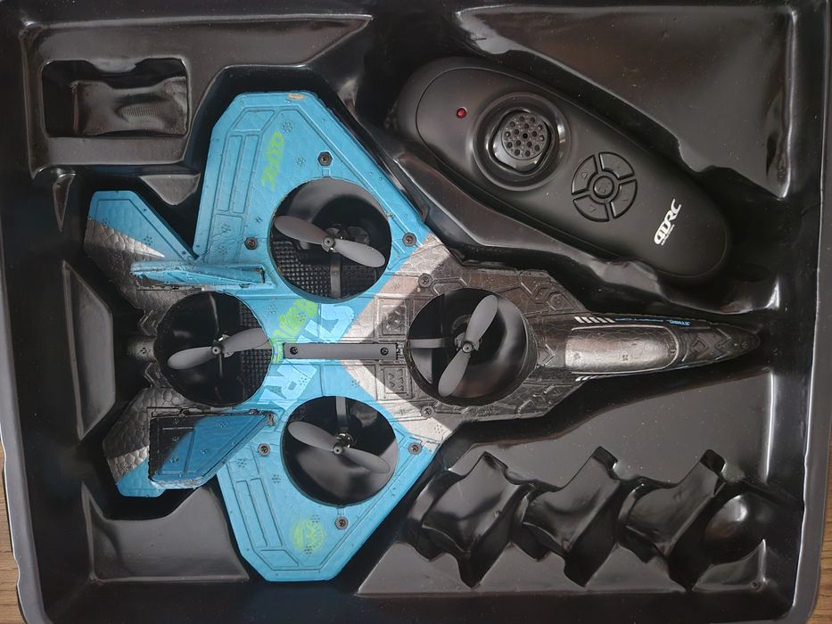 Drone em forma de avião de combate.