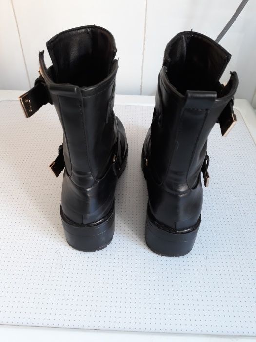 Botas pretas em pele