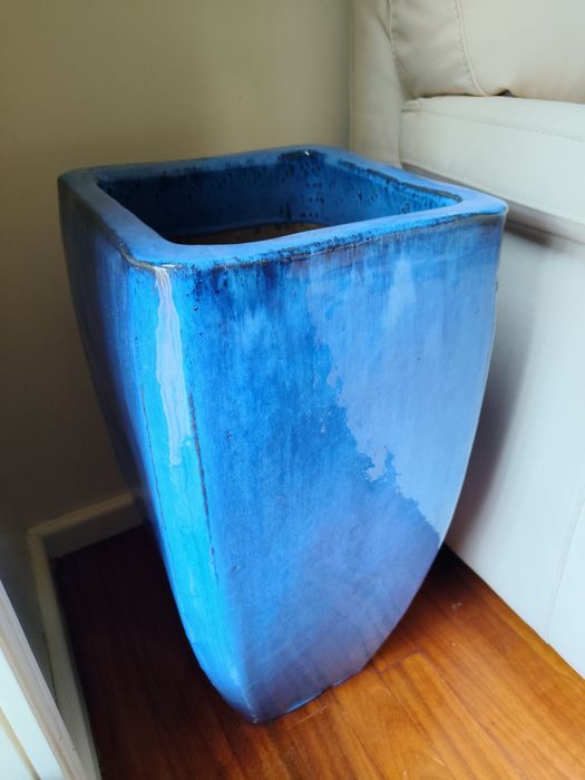 Vaso decorativo azul em cerâmica para exterior