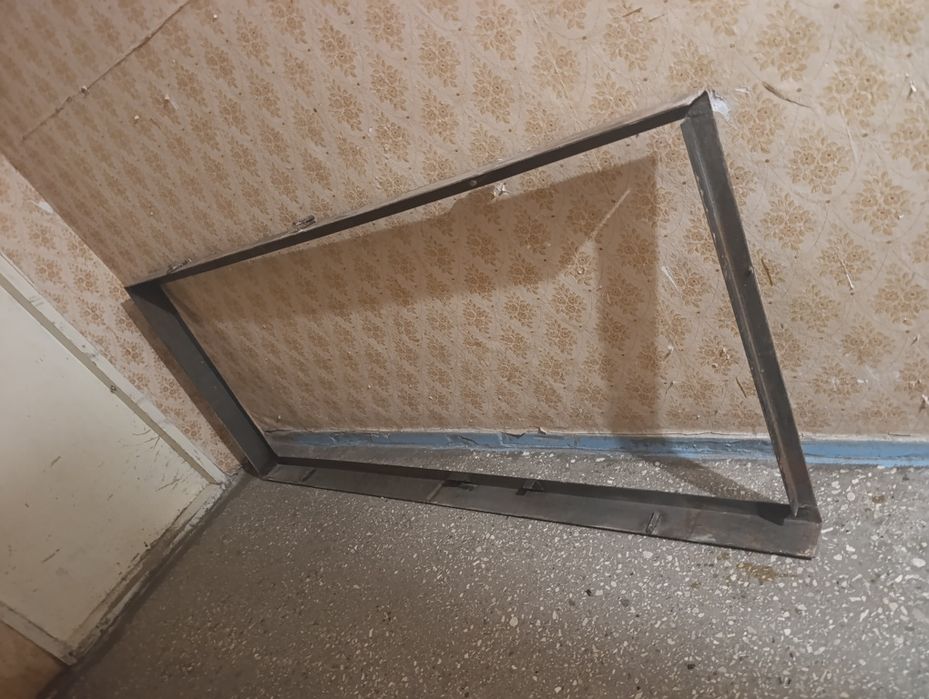 Металеві двері вхідні.