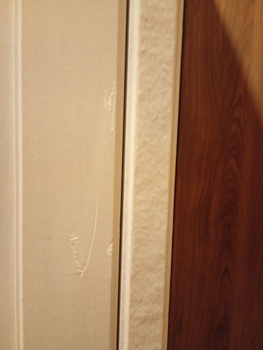 Biała szafa trzydrzwiowa z lustrem Ikea