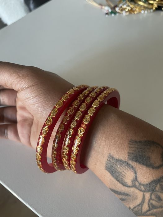 Pulseiras vermelhas e douradas