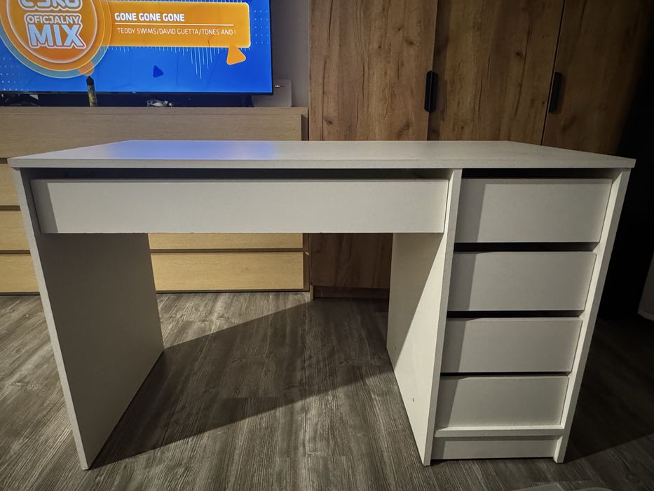 Białe biurko białe