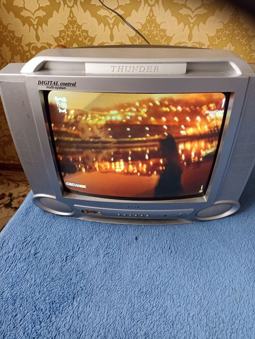 Телевізор кольоровий  Tnunger робочий плюс телевізор Самсунг на запчас