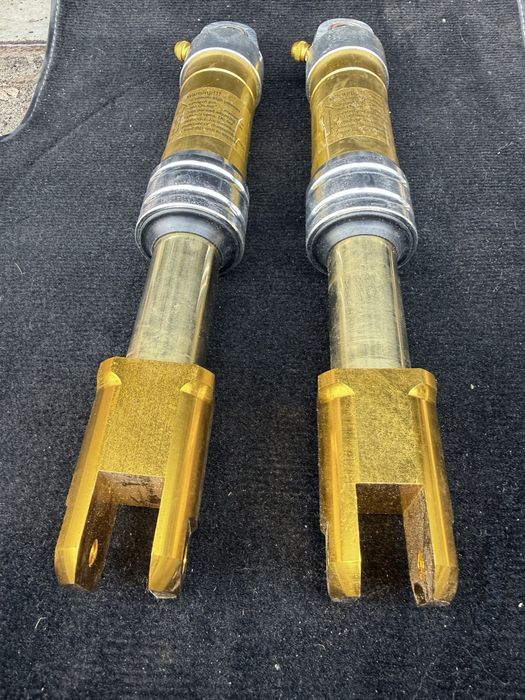 Задние амортизаторы с подкачкой.