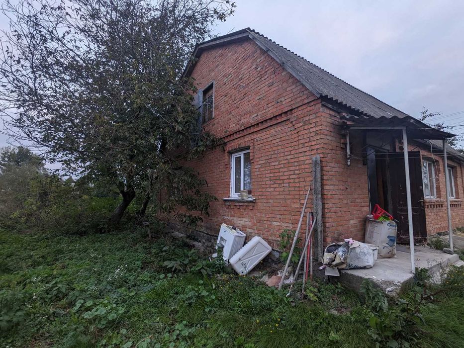 Продається земельна ділянка з одноповерховим цегляним будинком