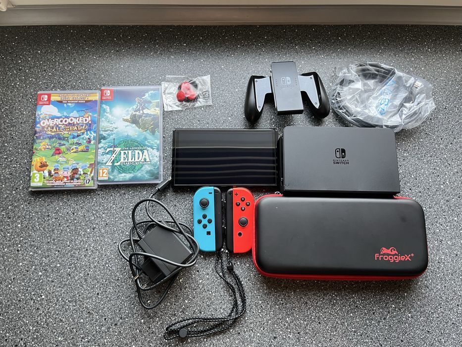 Nintendo Switch Oled +2 gry i karta pamięci