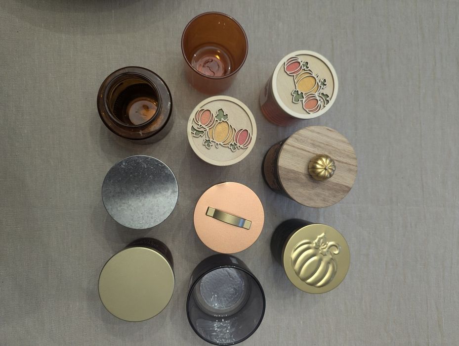 Puste pojemniki po świeczkach